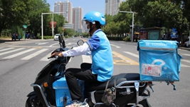 高校開(kāi)學(xué)季，看外賣(mài)小哥、保安和核酸檢測員的勵志求學(xué)路