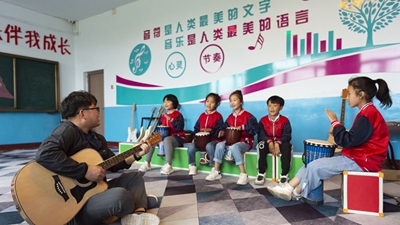 在東北鄉村，他們上演現實(shí)版“放牛班的春天”