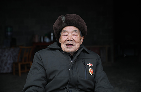 “死守陣地，決不能后退一寸”——記抗美援朝老兵黃忠茂