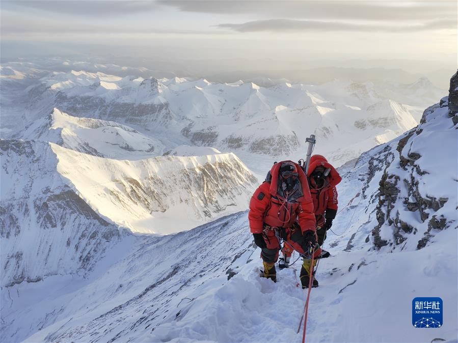 （鏡觀(guān)中國·新華社國內新聞?wù)掌恢芫x）（1）我國科考隊員登頂珠峰 開(kāi)展多項科學(xué)考察