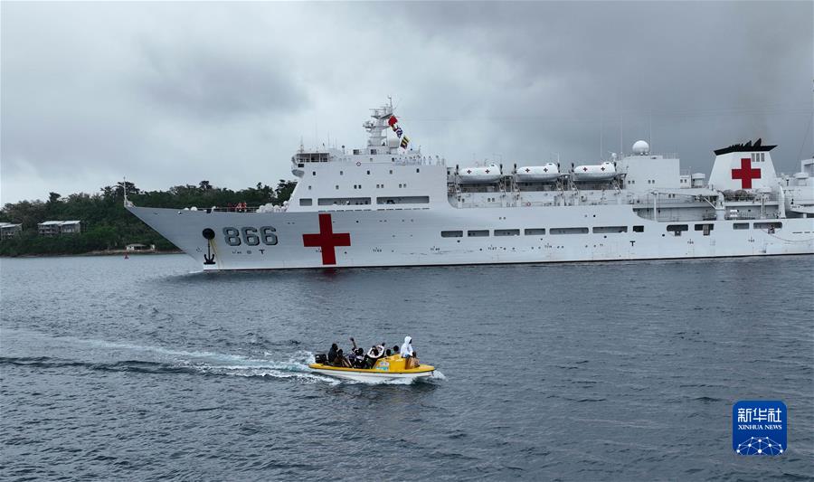 (國際·一周看天下)中國海軍“和平方舟”號醫院船結束訪(fǎng)問(wèn)瓦努阿圖前往所羅門(mén)群島