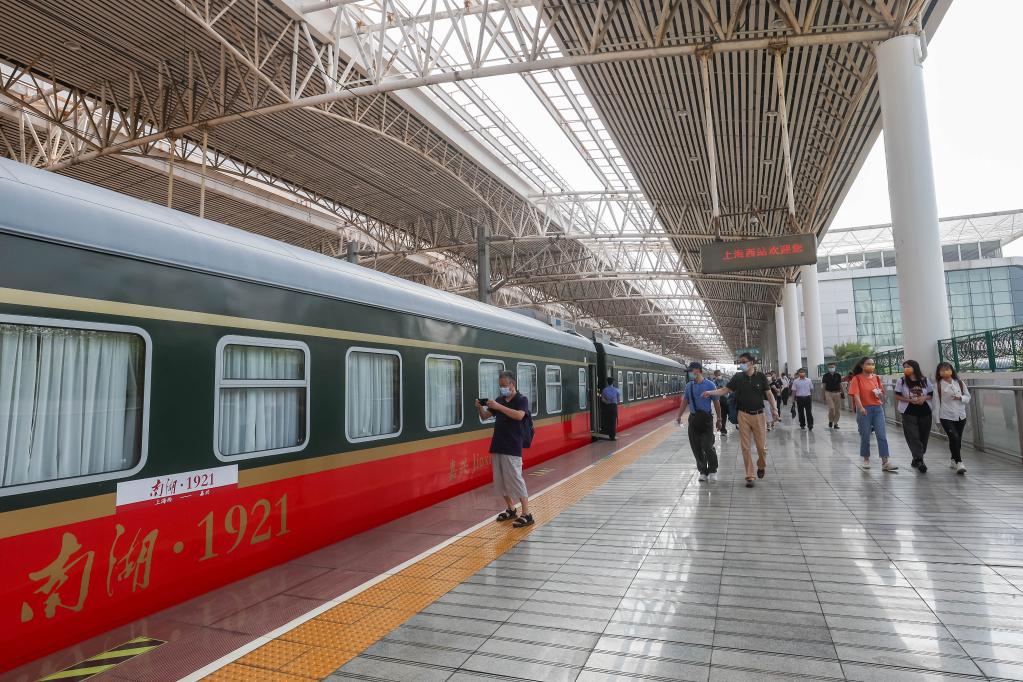 上?；謴烷_(kāi)行至嘉興紅色旅游列車(chē)