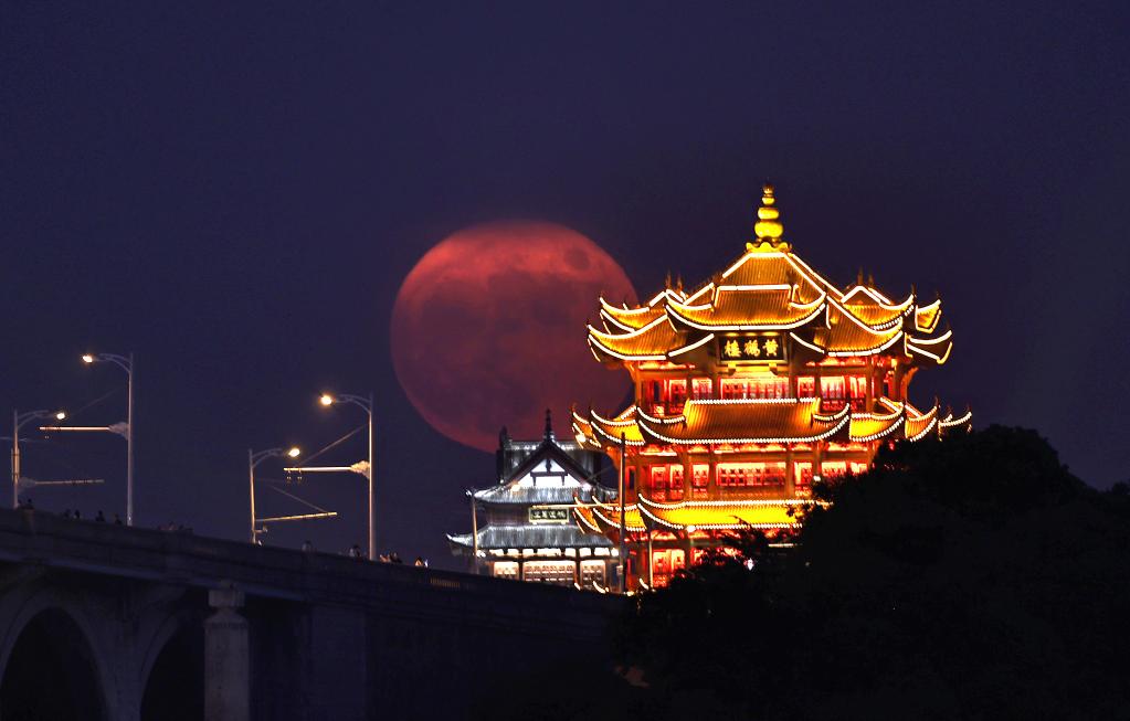 新華全媒+丨詩(shī)意中國——平分秋色一輪滿(mǎn)，長(cháng)伴云衢千里明