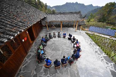 “不管多偏遠的地方，都不會(huì )被落下”——十八洞村里宣講二十大精神的“院壩會(huì )”