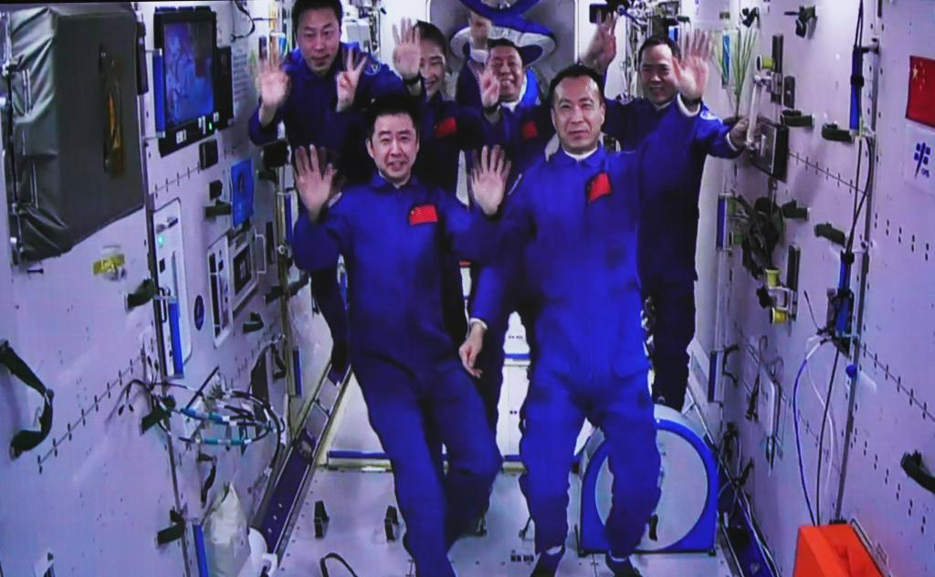 新華全媒+丨神舟十五號3名航天員順利進(jìn)駐中國空間站 兩個(gè)航天員乘組首次實(shí)現“太空會(huì )師”