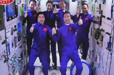 新華全媒+丨神舟十五號、神舟十四號乘組“太空會(huì )師”