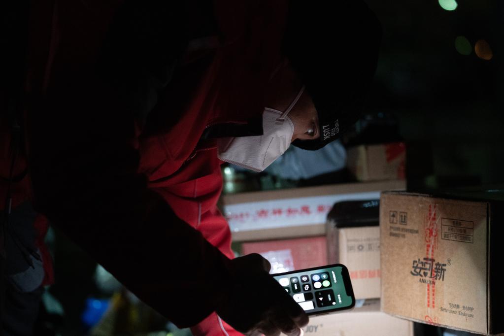 新華全媒+丨京外支援、夜間派送，疏通北京快遞堵點(diǎn)