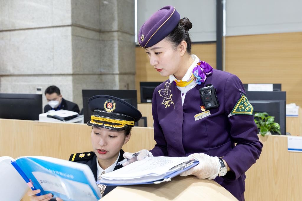 新華全媒+丨鐵路姐妹花，守護春運回家路