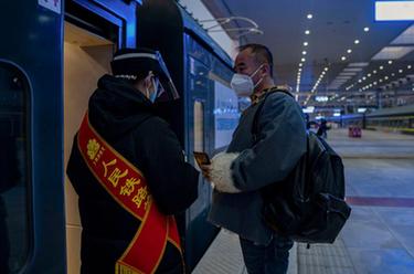 新華全媒+·新春走基層丨坐上自己曾駕駛的火車(chē)，他沿著(zhù)青藏線(xiàn)回家過(guò)年
