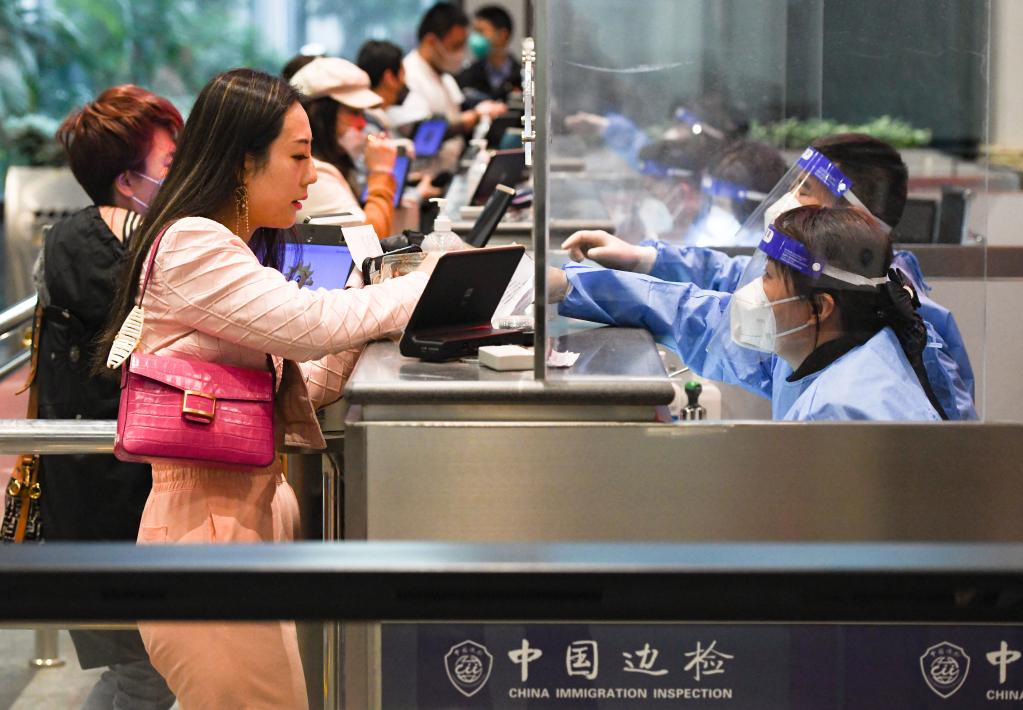 ?？冢憾啻氩⑴e保障旅客高效通關(guān)