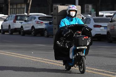 今年過(guò)年，開(kāi)車(chē)回家！——“95后”騎手李文達成了年度“小目標”