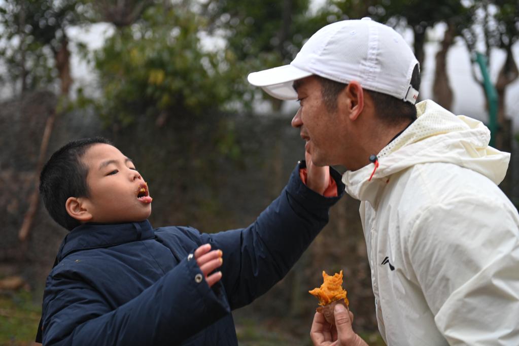 新華全媒+丨這位父親，推著(zhù)兒子跑過(guò)56個(gè)馬拉松