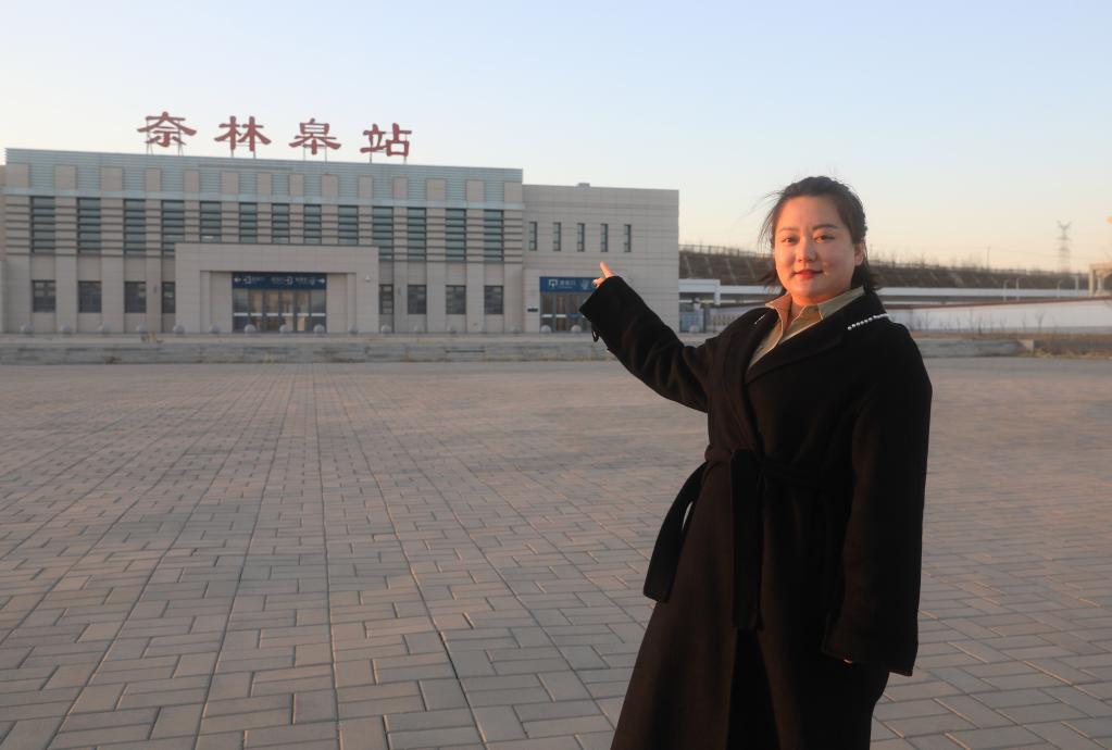 新華全媒+·代表風(fēng)采錄丨王穎：做 “有情懷，會(huì )妙招，富鄉親”新時(shí)代返鄉新農人