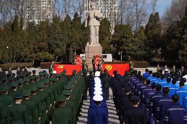 “把雷鋒精神代代傳承下去！”——軍地青年典型代表祭掃雷鋒墓側記