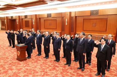 國務(wù)院各部部長(cháng)、各委員會(huì )主任、中國人民銀行行長(cháng)、審計長(cháng)進(jìn)行憲法宣誓