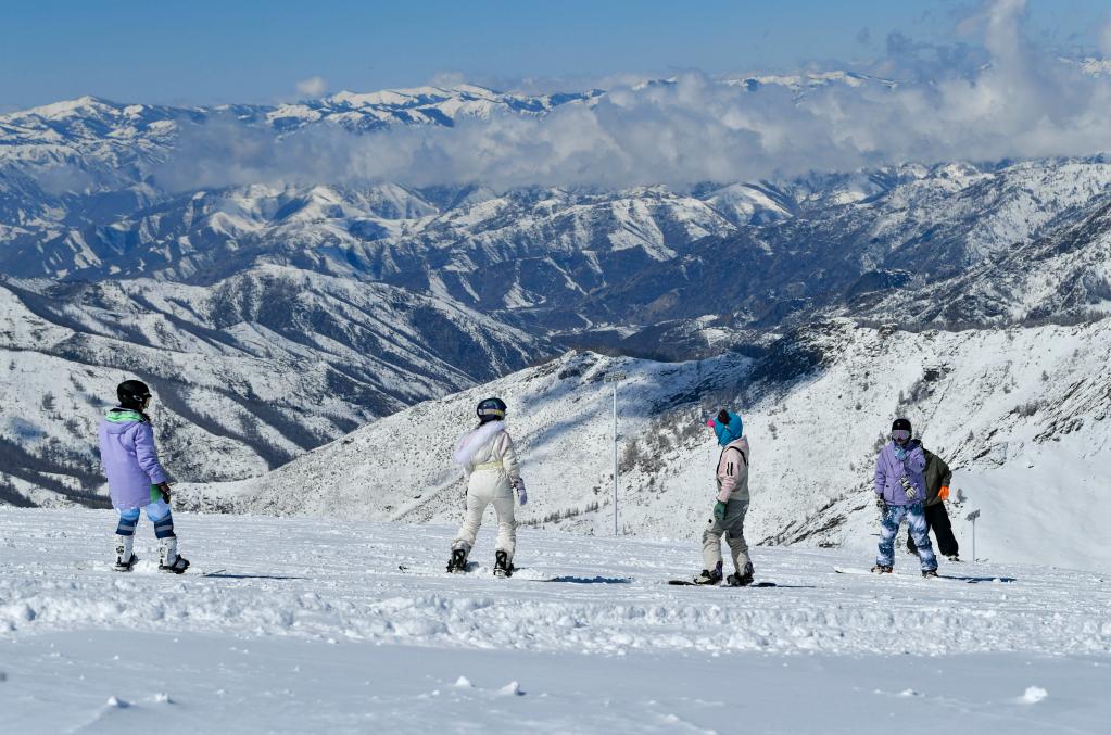 新華全媒＋丨四月，在新疆可可托海弄雪