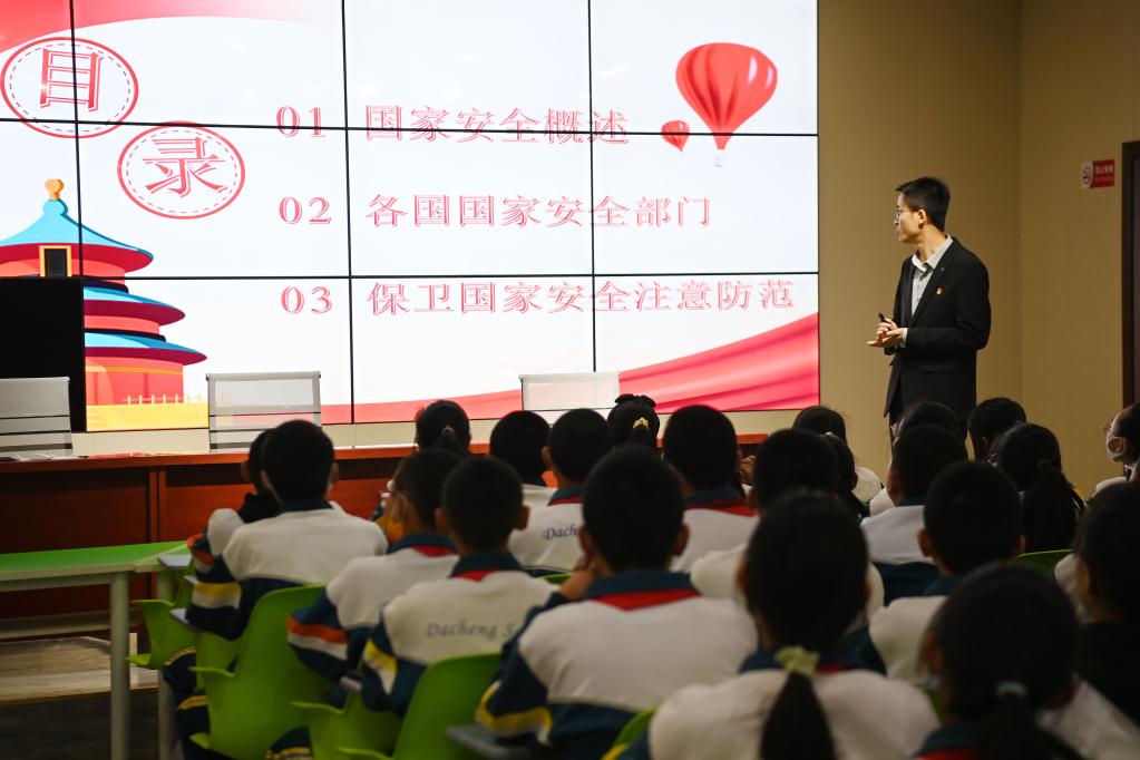 新華全媒+丨主題班會(huì )、禁毒宣傳、安全講座——全民國家安全教育日活動(dòng)進(jìn)校園