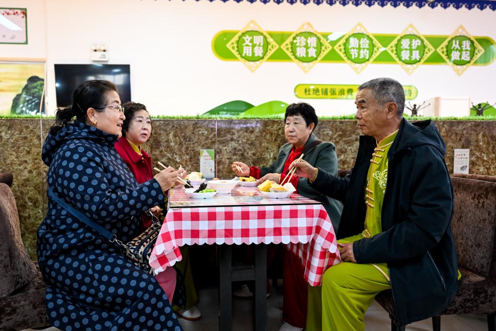 內蒙古伊金霍洛旗：為老年人提供貼心用餐服務(wù)