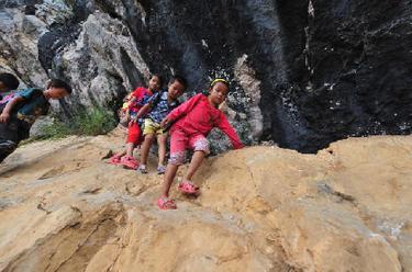 新華全媒＋丨11年過(guò)去了，那些爬懸崖天梯上學(xué)的孩子們長(cháng)大了