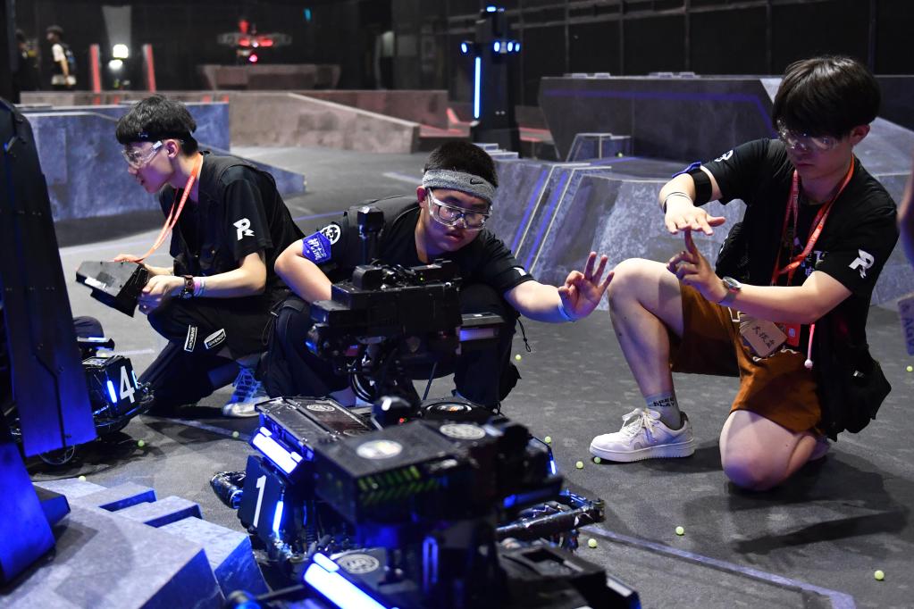 新華全媒+丨科技感滿(mǎn)滿(mǎn)！千名“機甲大師”“戰長(cháng)沙”