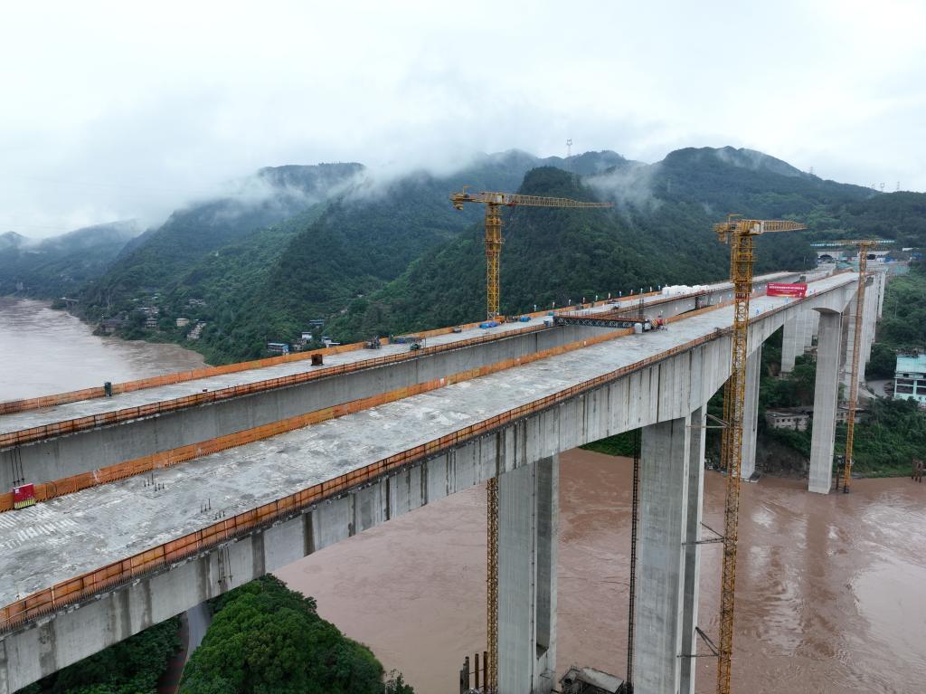 重慶：觀(guān)音峽嘉陵江特大橋主橋主體結構全部完成