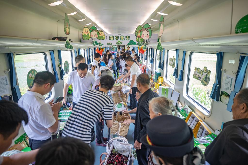 “慢火車(chē)”上旅客“逛集市” 包粽子體驗端午民俗