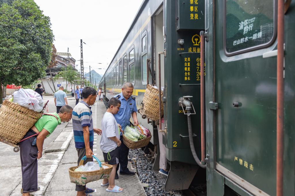 逛集市、賞非遺——特色“小慢車(chē)”豐富旅客出行體驗