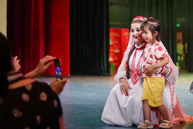 塔吉克斯坦歌舞晚會(huì )《絢麗多姿》在烏魯木齊上演