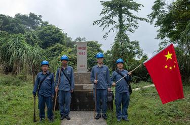 國道之行 從雪山奔向大海｜49年，他們帶著(zhù)國旗走了25萬(wàn)公里