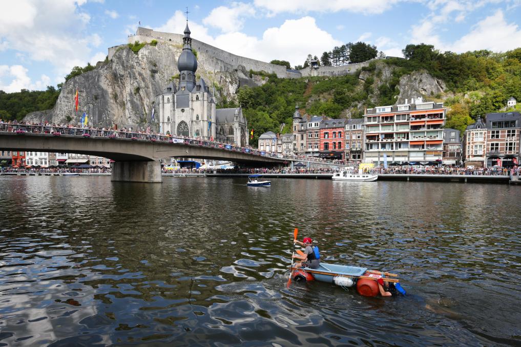 比利時(shí)迪南舉辦“浴缸劃船節”