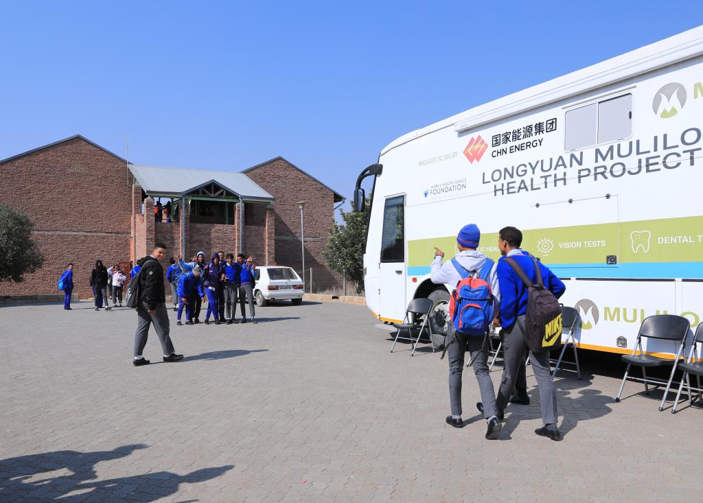 南非德阿：中企購買(mǎi)的免費醫療大巴進(jìn)校園