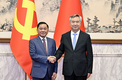 李希同越共中央政治局委員、中央書(shū)記處書(shū)記、中央檢查委員會(huì )主任陳錦繡舉行會(huì )談