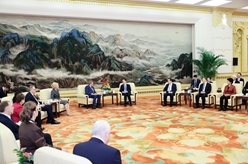 韓正會(huì )見(jiàn)中俄友好、和平與發(fā)展委員會(huì )第十四次全體會(huì )議與會(huì )代表