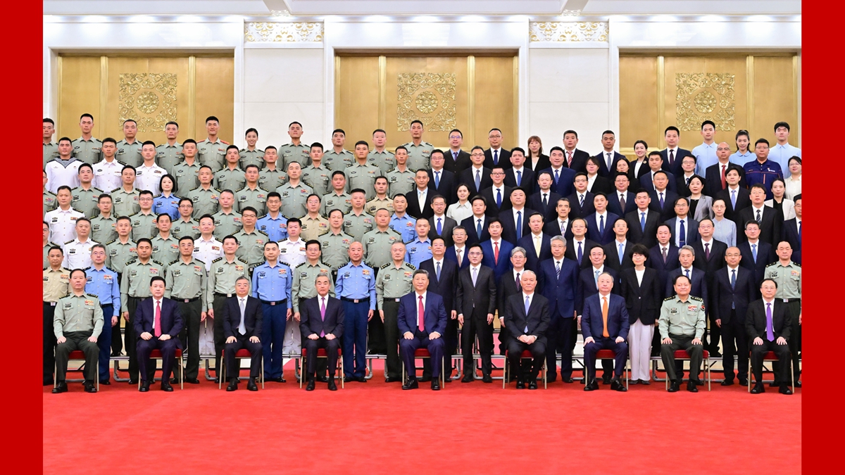 習近平親切接見(jiàn)中國人民抗日戰爭暨世界反法西斯戰爭勝利80周年紀念活動(dòng)籌辦工作各方面代表