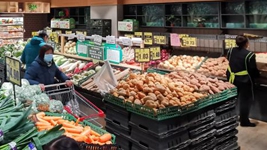 投放儲備肉菜、必需品不斷檔……年關(guān)有溫度年味更濃情
