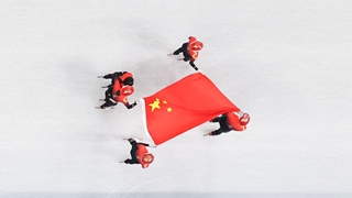 在體育館的最高處，我似乎看見(jiàn)“雪從天降，落地成金”