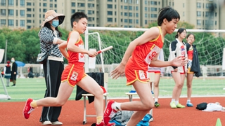 這里的孩子，把運動(dòng)會(huì )上進(jìn)了“體育課”