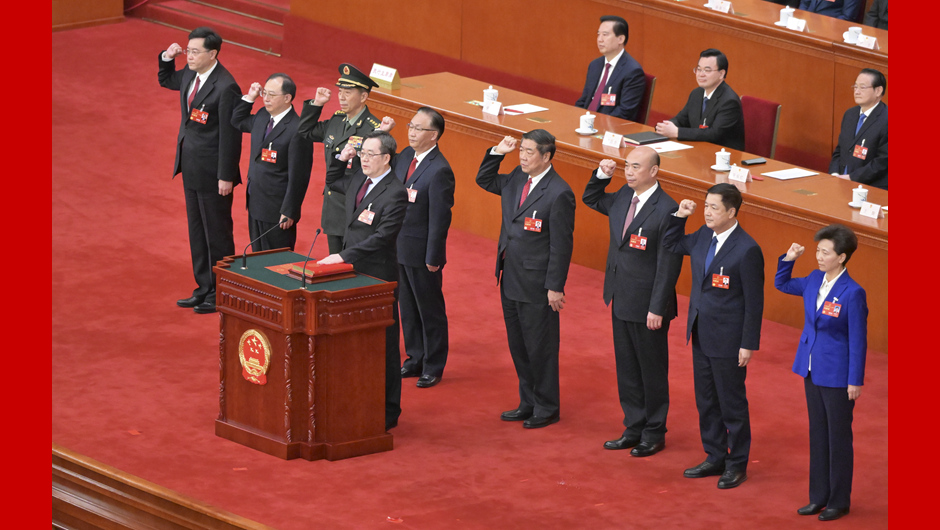 國務(wù)院副總理、國務(wù)委員、秘書(shū)長(cháng)進(jìn)行憲法宣誓