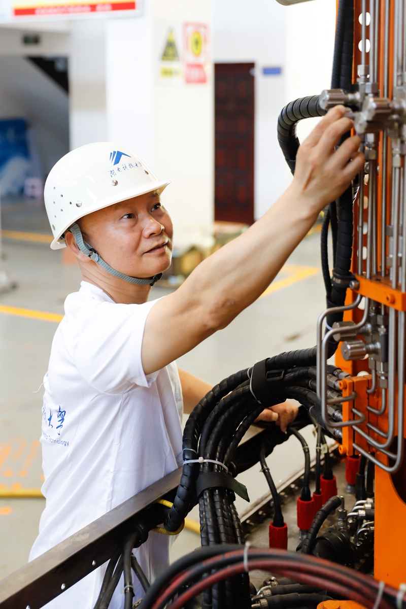 鉆下“中國孔”：向海圖強！ ——記湖南科技大學(xué)海洋實(shí)驗室主任萬(wàn)步炎