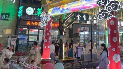 “鬧”中有序、提振消費信心——湖北黃岡東坡夜市見(jiàn)聞