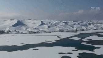 新疆：罕見(jiàn)！塔克拉瑪干沙漠降雪 “沙海”變“雪海”